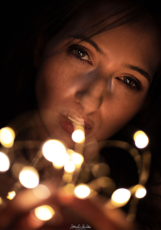 Ritratto ravvicinato incorniciato da luci calde fuori fuoco