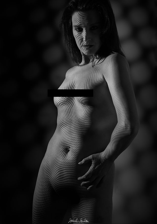 Studio di figura in bianco e nero con un capo dalla texture a rete