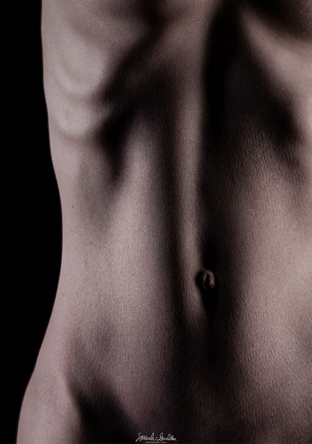 Studio ravvicinato in bianco e nero di torso e fianco