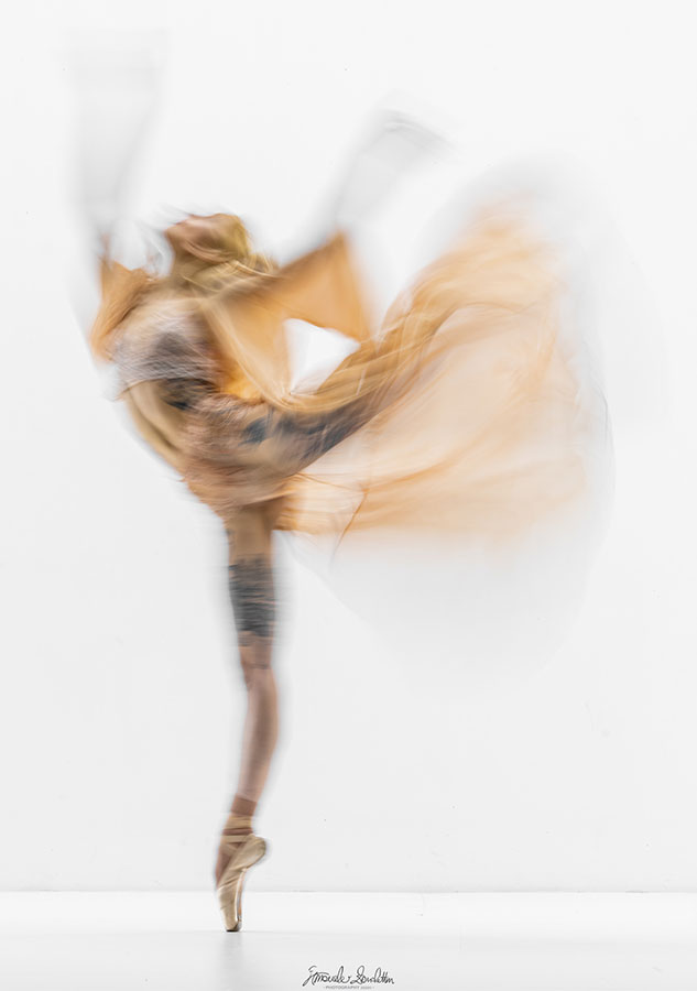 Ritratto high-key sfocato di una ballerina in movimento